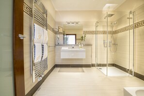 Ilmaiset hygieniatuotteet, hiustenkuivaaja, kylpytakit, pyyhkeet