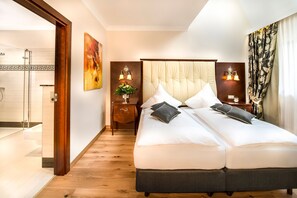 Minibar, in-room safe, desk, laptop workspace - Bellevue Rheinhotel (Boppard)