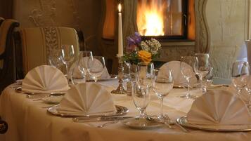 3 restaurants, breakfast, lunch, dinner served; Regional cuisine