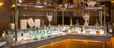 3 restaurants, serveren ontbijt, lunch, diner, regionale gerechten