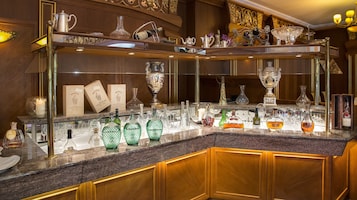 3 restaurants, breakfast, lunch, dinner served; Regional cuisine