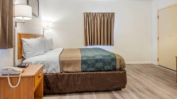 Room, 1 Queen Bed, Accessible, Non Smoking | Free WiFi, bed sheets, alarm clocks