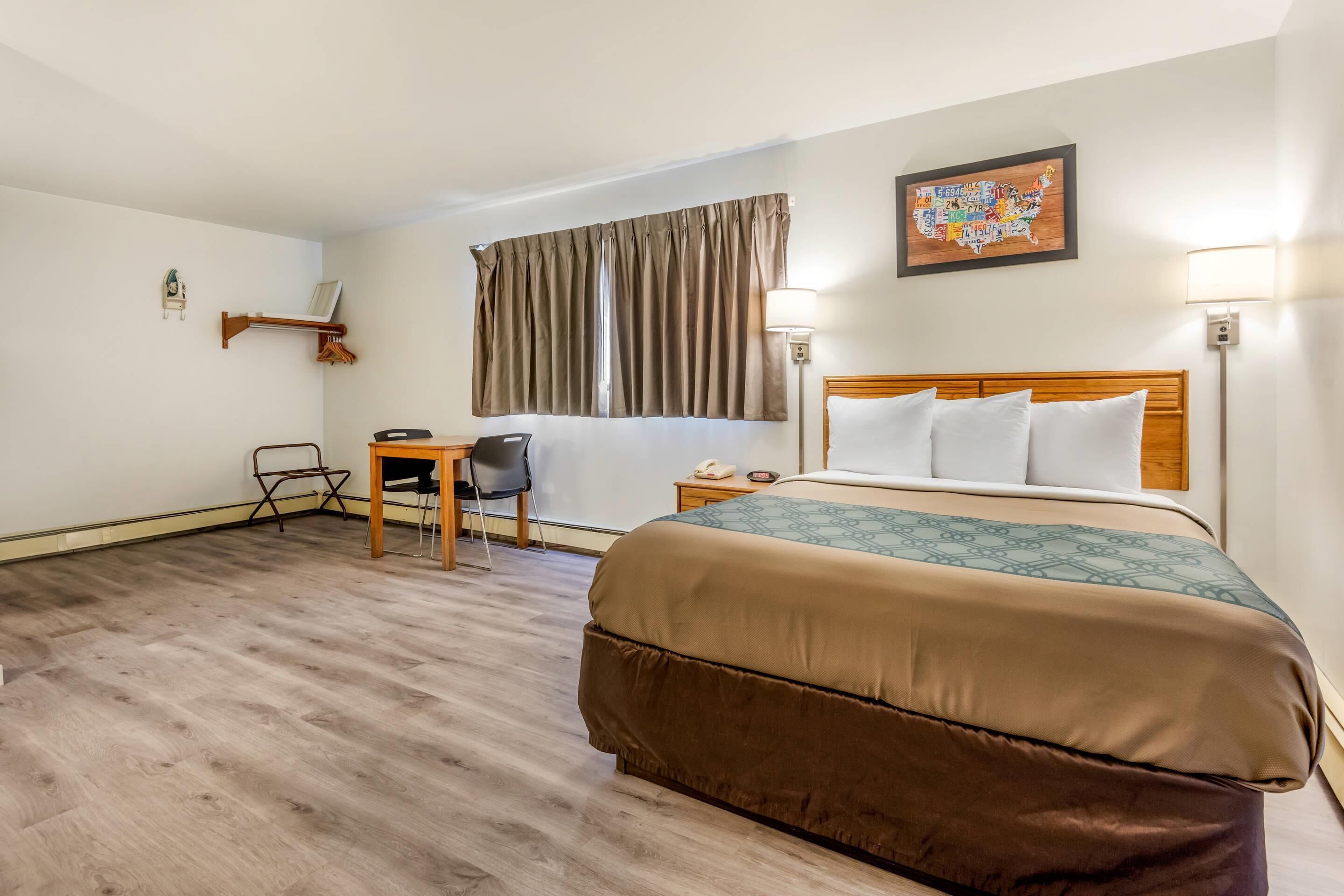 Huone, 1 keskisuuri parisänky, esteetön, tupakointi kielletty | Ilmainen Wi-Fi, vuodevaatteet, herätyskellot