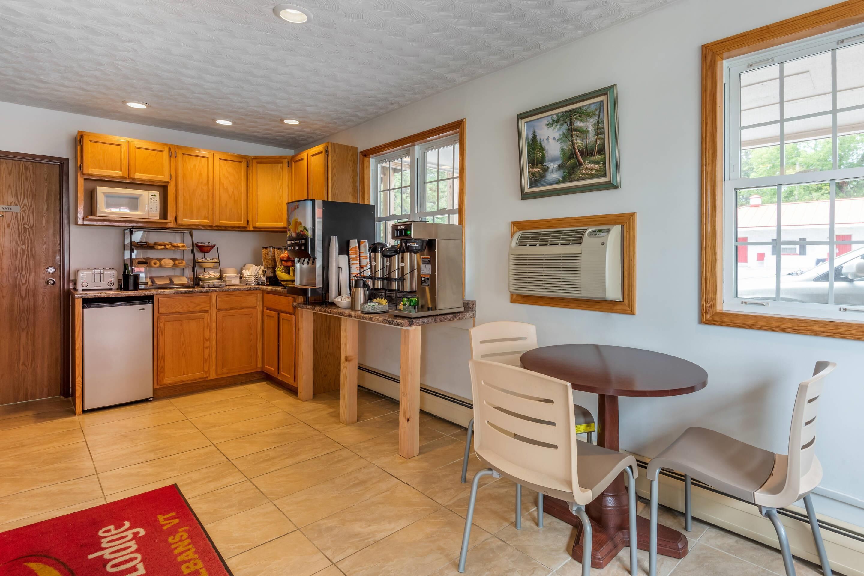 بوفيه فطور مجانًا يوميًا