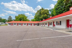 Exterior - Econo Lodge Saint Albans (St. Albans)