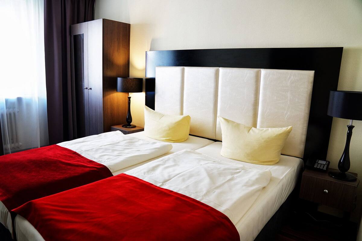Tremannsrom – basic (Double Room with Extra Bed) | Allergitestet sengetøy, safe på rommet, skrivebord og lydisolert