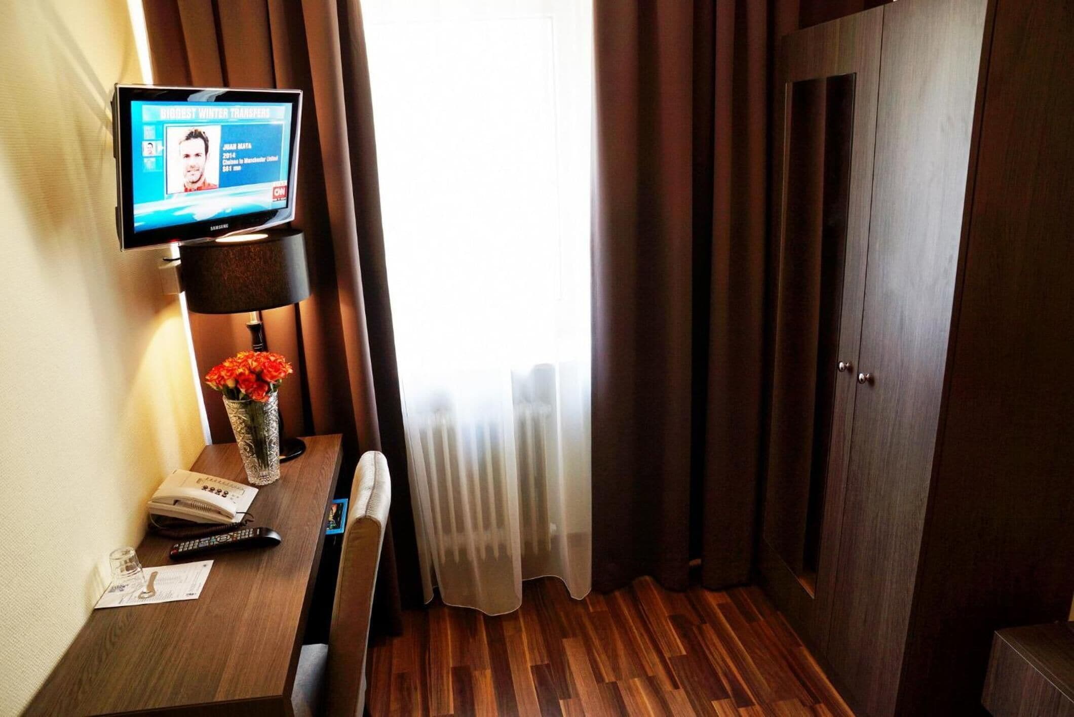 Hypo-allergenic bedding, in-room safe, desk, soundproofing