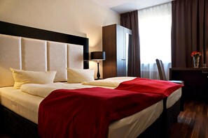 Hypo-allergenic bedding, in-room safe, desk, soundproofing - Hotel Admiral am Zoo (Frankfurt)