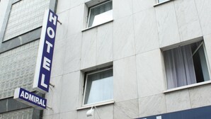 Un edificio de hotel con un letrero que dice "HOTEL ADMIRAL".
