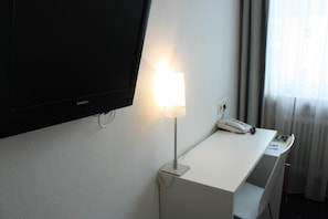 Roupas de cama antialérgicas, cofres nos quartos, escrivaninha