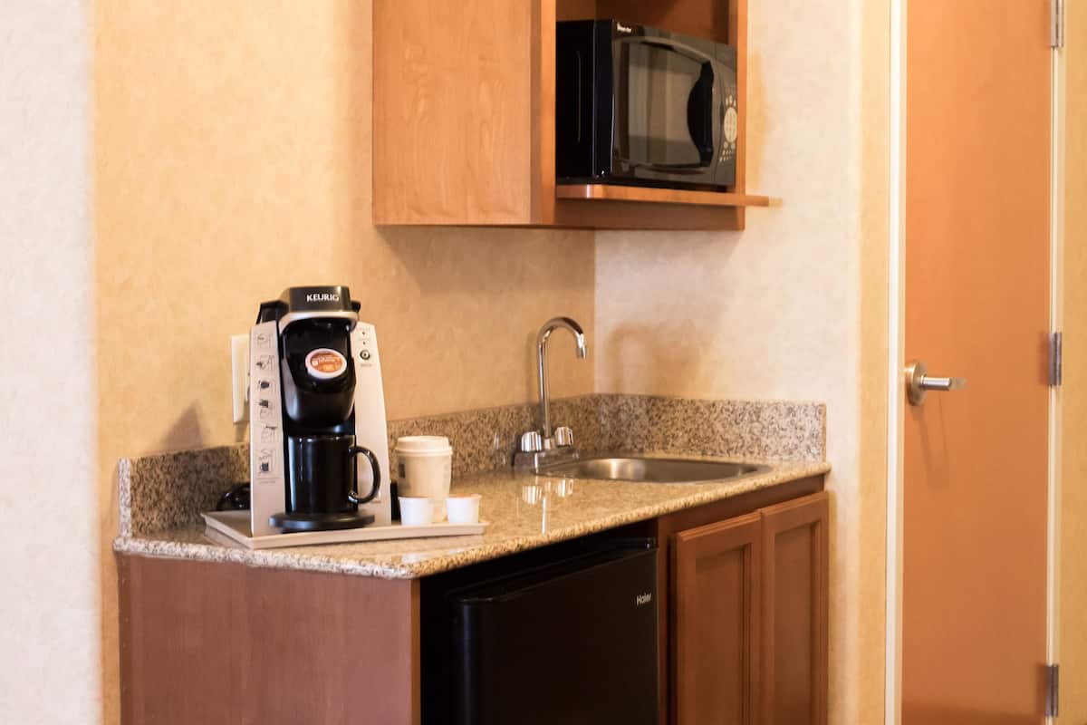 egyptian cotton sheets, premium bedding, pillow-top beds, in-room safe