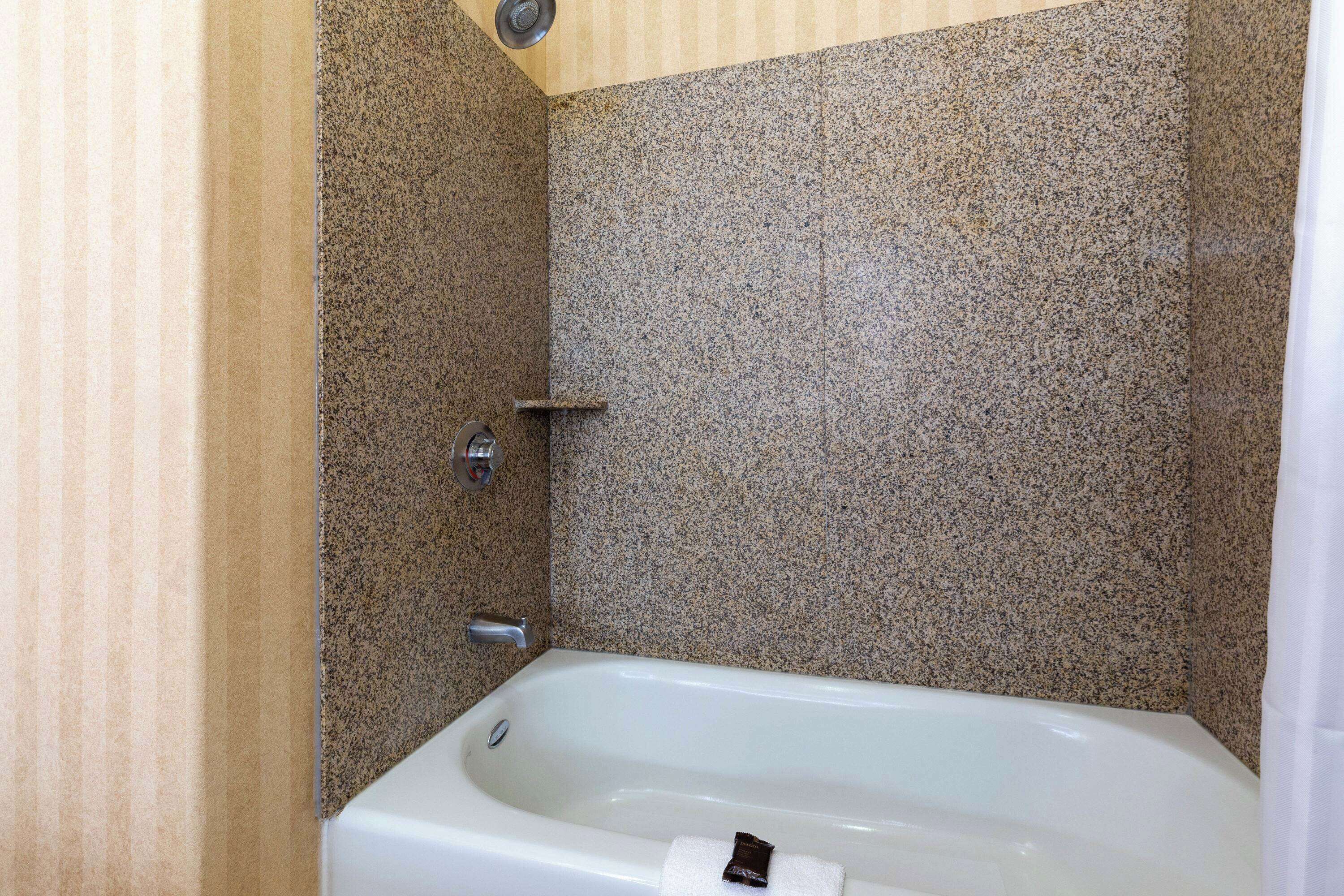 room, 2 queen beds, non smoking | bathroom | combined shower/bathtub, deep-soaking bathtub, hydromassage showerhead