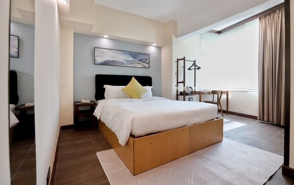 Habitación Premier doble | Caja fuerte, cortinas opacas, tabla de planchar con plancha
