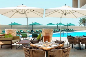 4 restaurants, breakfast, lunch, dinner served; Italian cuisine