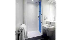Ein modernes Badezimmer mit Dusche, Waschbecken und Toilette.