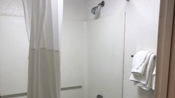 Duschwanne, umweltfreundliche Kosmetikartikel, Haartrockner, Handtücher