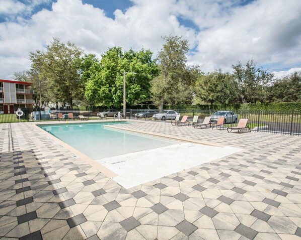 Piscine extérieure, parasols, chaises longues