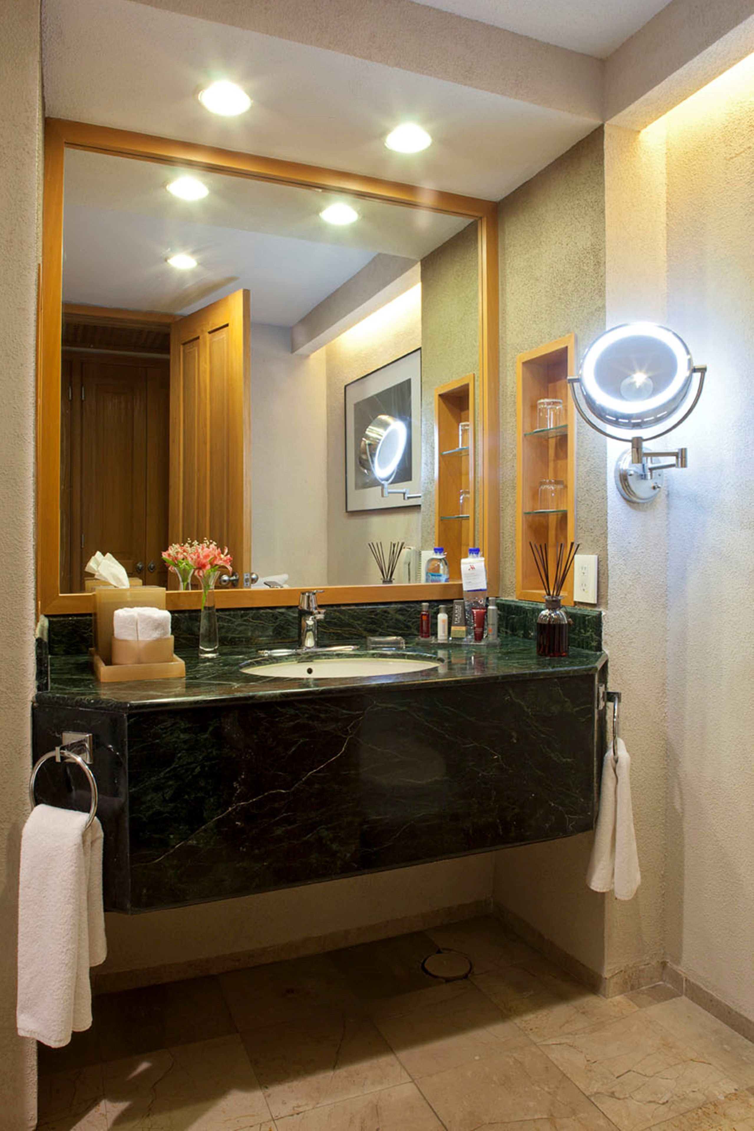 combined shower/bathtub, eco-friendly toiletries, hair dryer, towels