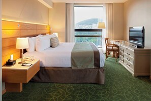 Chambre, 1 trĂšs grand lit, vue sur la ville | Vue de la chambre