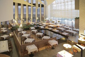2 restaurants, breakfast, lunch, dinner served; international cuisine  - Marriott Tuxtla Gutierrez Hotel (Tuxtla Gutierrez)