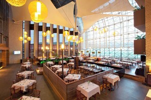 2 restaurants, spécialités Cuisine internationale