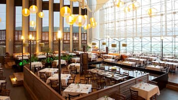 2 间餐厅,供应早餐、午餐和晚餐,国际美食