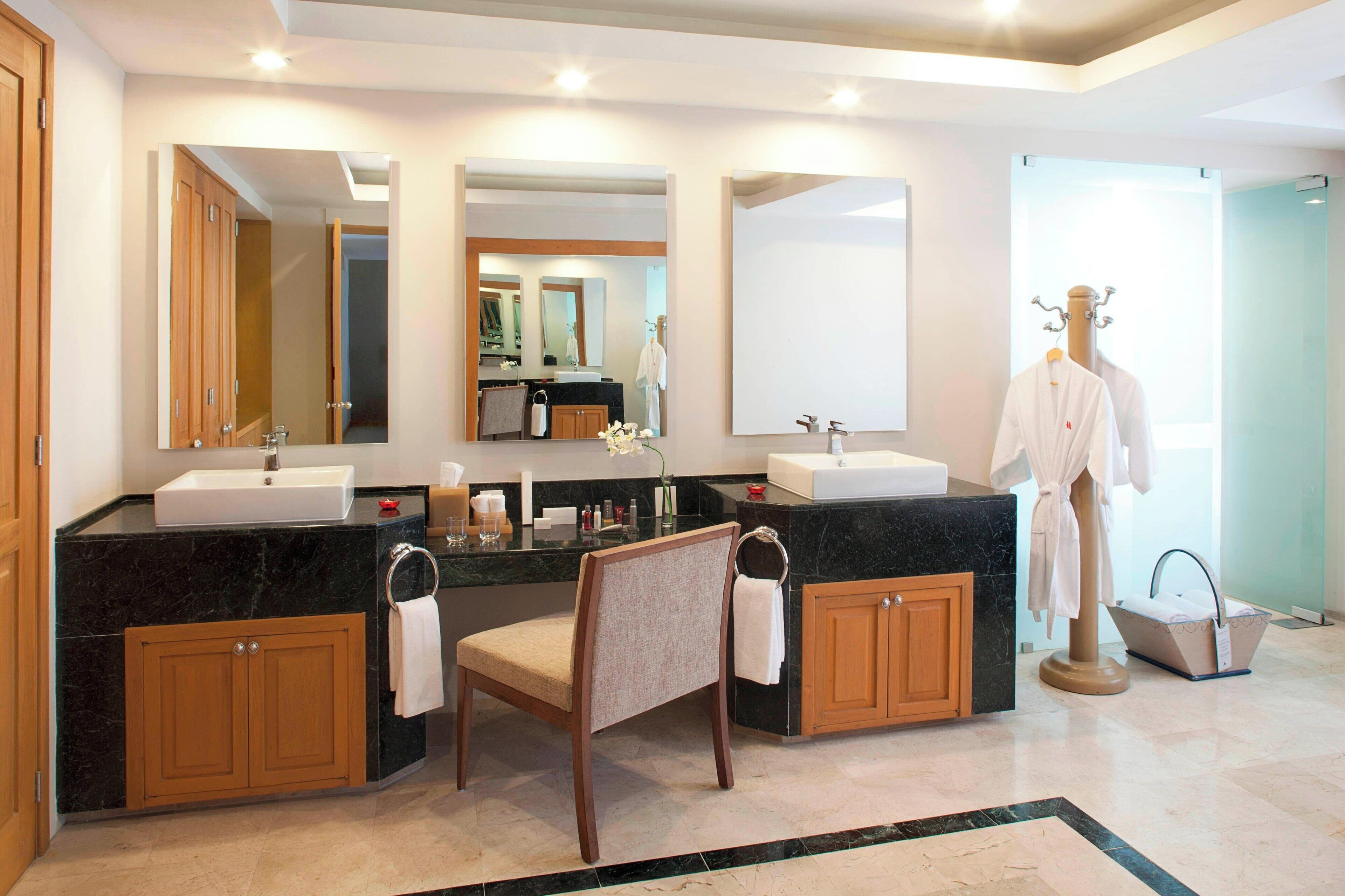 combined shower/bathtub, eco-friendly toiletries, hair dryer, towels