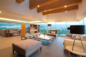 Hochwertige Bettwaren, Daunenbettdecken, Zimmersafe, Schreibtisch