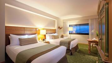 Habitación, 2 camas matrimoniales, vista a la ciudad | Ropa de cama de alta calidad y edredón