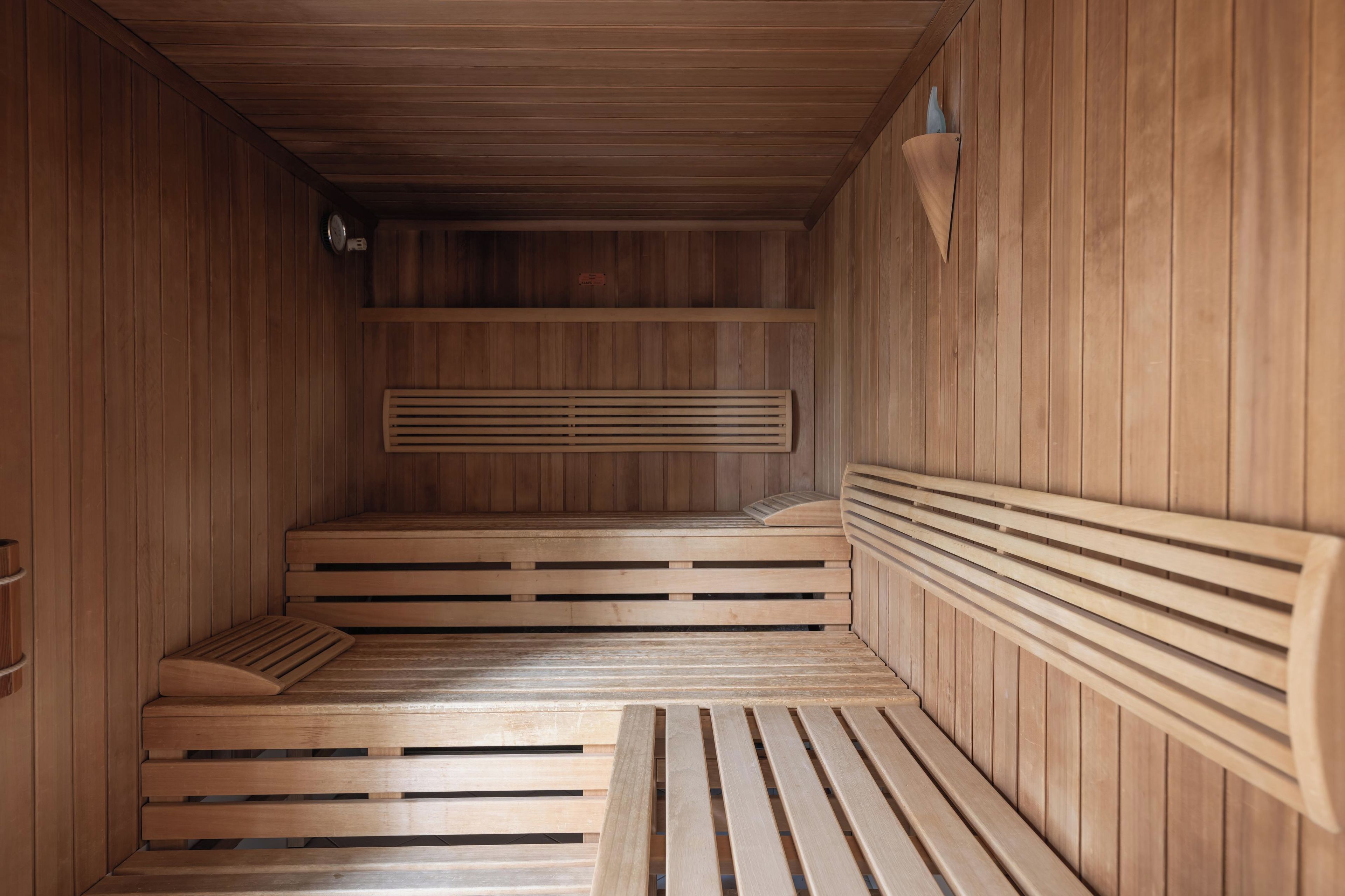 Een sauna met houten banken en lambrisering.