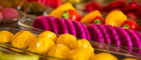 Une variété de fruits et de légumes aux couleurs vives, présentés sur des plateaux.
