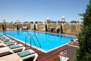 Una piscina al aire libre de temporada