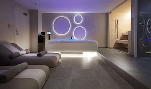 Deluxe Room, 1 King Bed (Hilton Private Wellness Area) | Spa