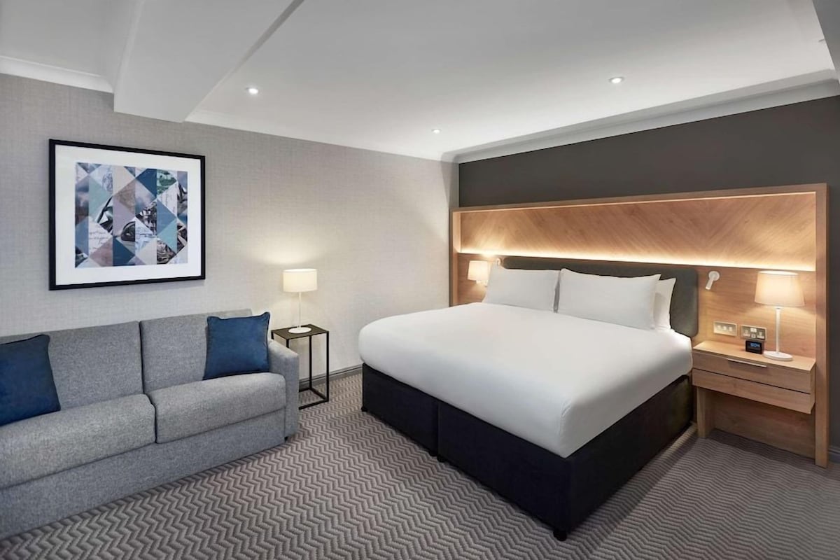 In-room safe, laptop workspace, blackout drapes, iron/ironing board