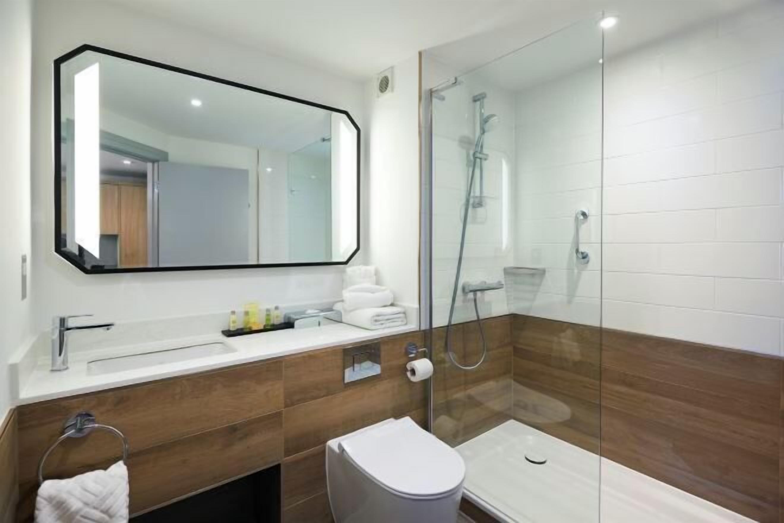 Bathroom | Combined shower/tub, free toiletries, hair dryer, towels