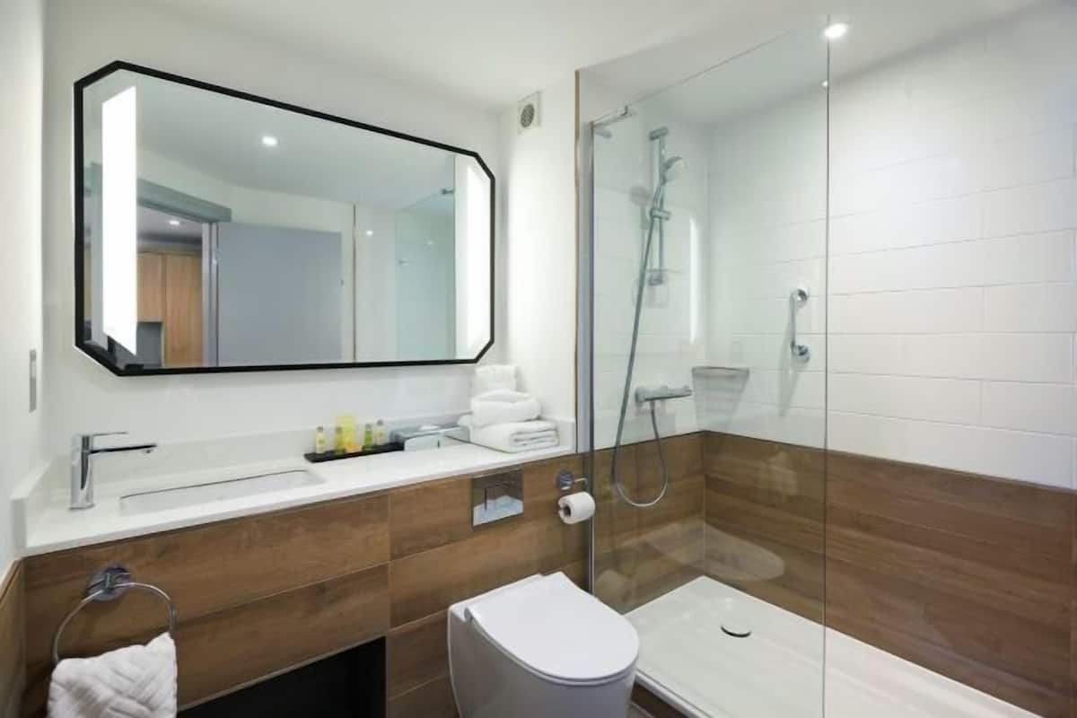 Bathroom | Combined shower/bathtub, free toiletries, hair dryer, towels