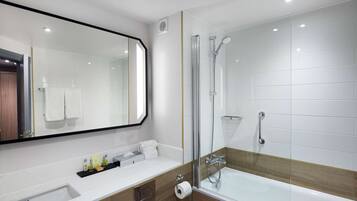 Combined shower/tub, free toiletries, hair dryer, towels