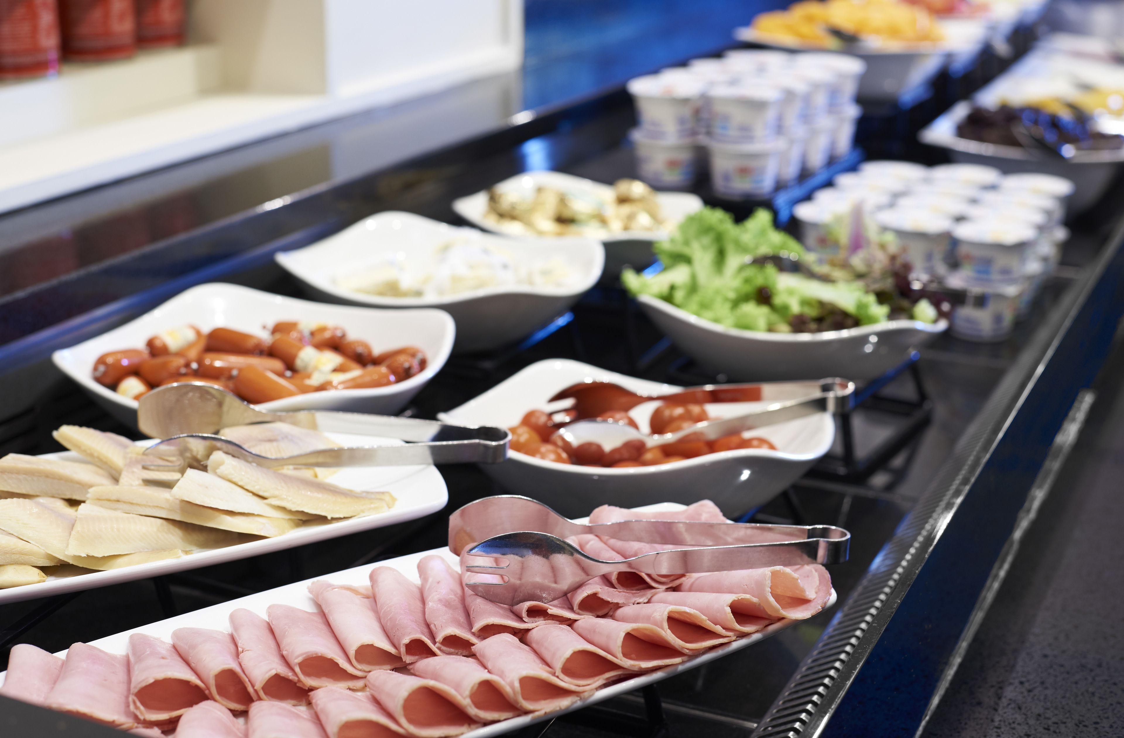 Buffet breakfast for a fee on weekdays
