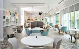 供应早餐、午餐和晚餐