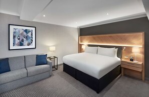 Junior suite, 1 kingsize bed (Wellness) | Een kluis op de kamer, een laptopwerkplek, verduisterende gordijnen