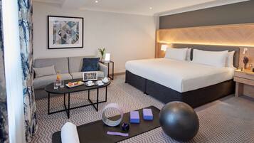 Caja de seguridad en la habitación y espacio para trabajar con laptop