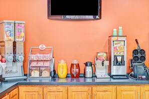 朝食 (テイクアウト)、毎日提供 (無料)