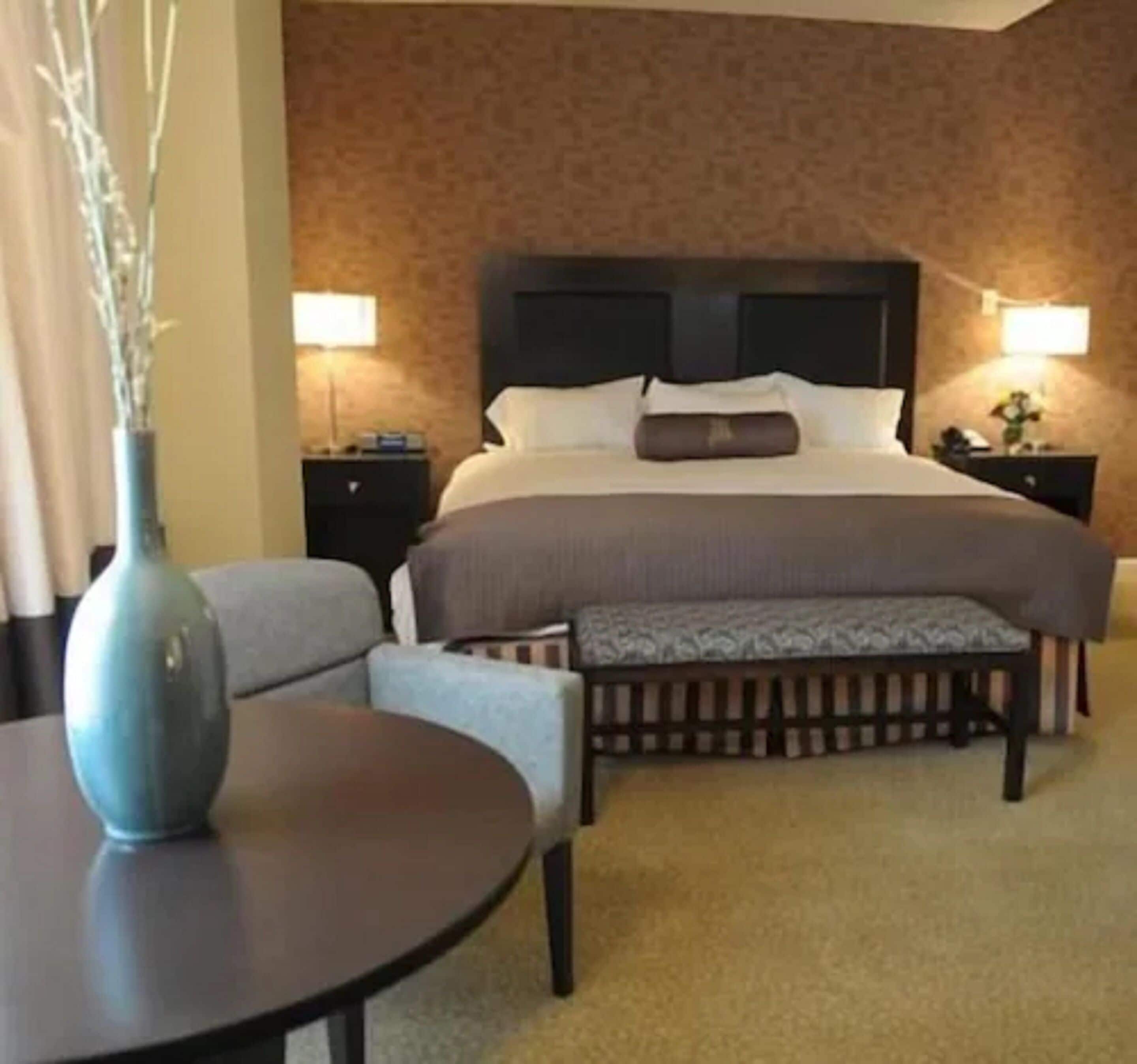 standard king | in-room safe, desk, iron/ironing board, free cots/infant beds