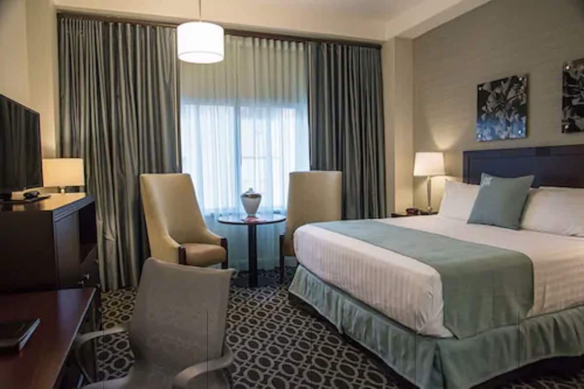 Room | Peti besi dalam bilik, meja, seterika/papan seterika
