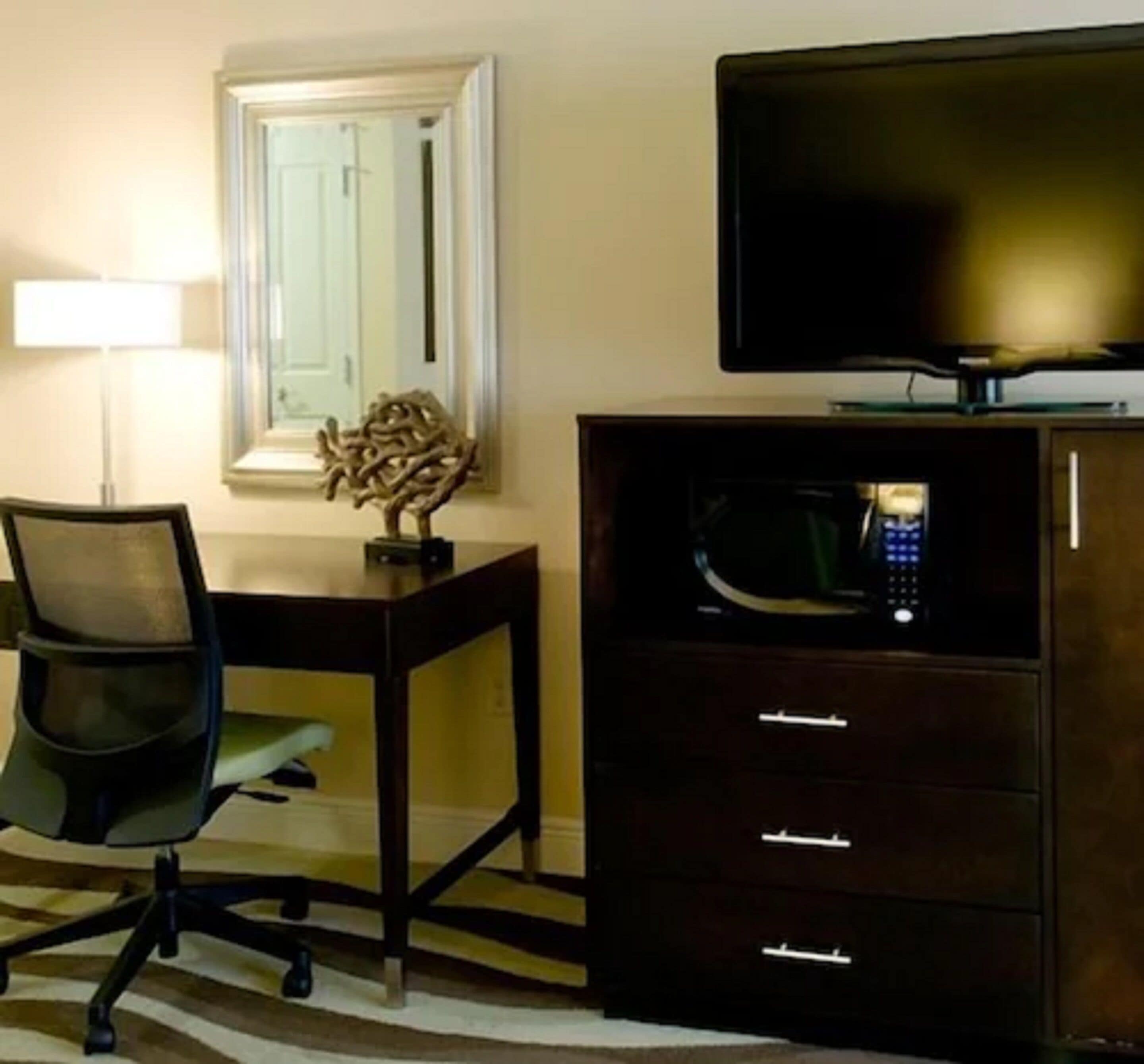 standard king | in-room safe, desk, iron/ironing board, free cots/infant beds