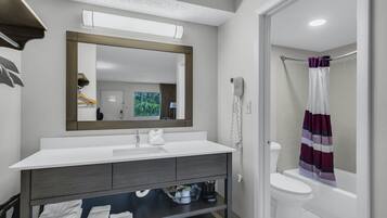 Combined shower/tub, eco-friendly toiletries, hair dryer, towels