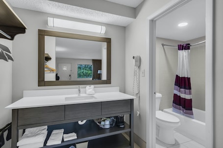 Combined shower/bathtub, eco-friendly toiletries, hair dryer, towels. Red Roof Inn MacClenny