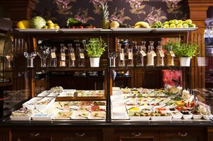 Ein Buffet mit verschiedenen Speisen und Beilagen.