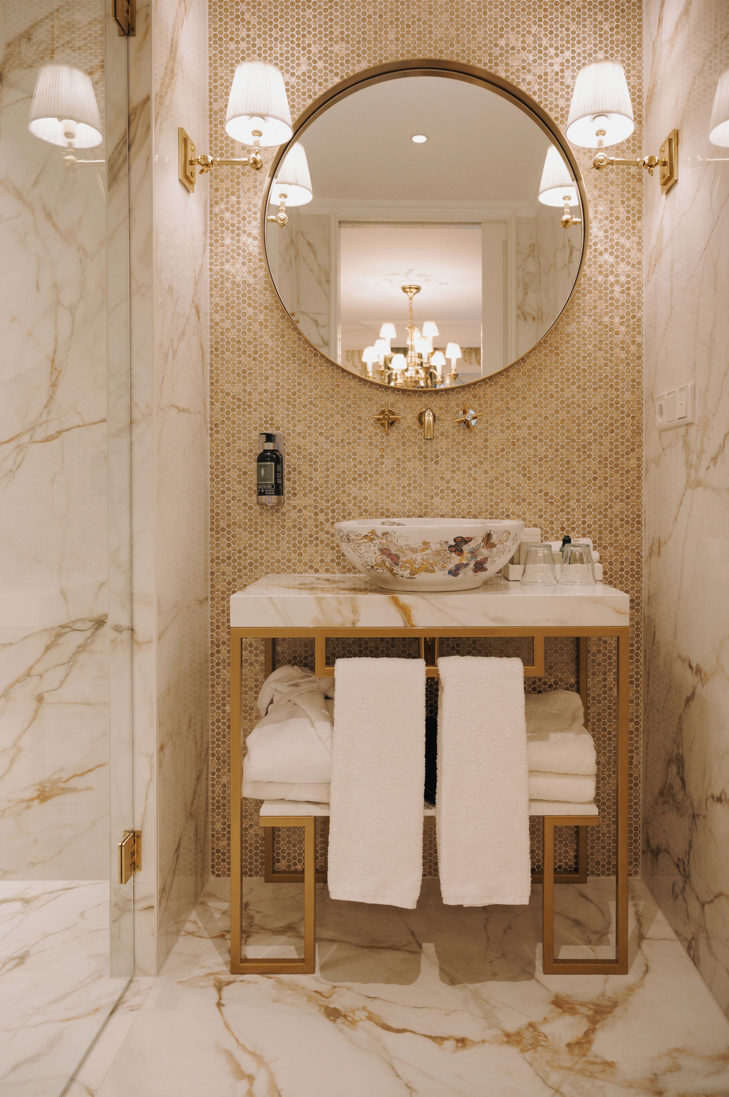 deluxe double or twin room, canal view | bathroom | eco-friendly toiletries, hair dryer, bathrobes, slippers