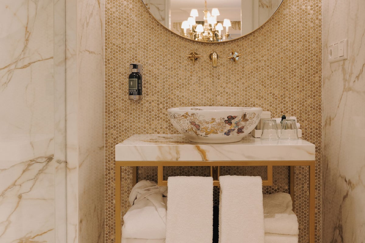 deluxe double or twin room, canal view | bathroom | eco-friendly toiletries, hair dryer, bathrobes, slippers